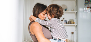 Как оформить пособие на ребенка одинокой матери или отцу и сколько денег выплачивают