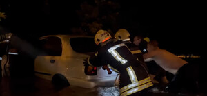 Непогода в Одессе: спасатели показали, как доставали 15 легковушек и три 