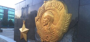 Утром активисты пытались убрать с площади 10 апреля в Одессе орден Ленина и советскую звезду