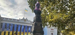 На Биржевой площади в Одессе голову Пушкину накрыли розовым пакетом