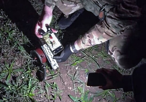 Міна, яку виявили на території школи. || Фото: Поліція охорони Одещини 
