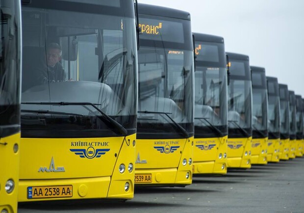 Зміни в маршрутах автобусів і тролейбусів у Києві 26-27 жовтня: як вони курсуватимуть