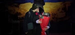 Визволений із полону захисник Зміїного освідчився своїй коханій