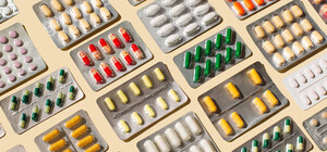 Зеленский подписал указ о снижении цен на лекарства: чего ждать