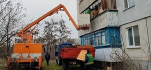 В Павлограде коммунальщики обнаружили бабушку под завалами мусора в собственной квартире