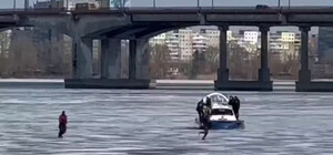 В Днепре полиция на замерзшей реке преследовала мужчину на лодке