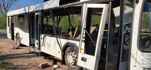 Росія вдарила дроном-камікадзе по автобусу у Марганці: 9 загиблих, 43 поранених