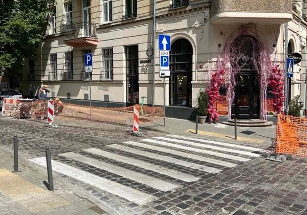 На розі вулиці Степана Бандери і площі Шашкевича облаштовують антикишеню