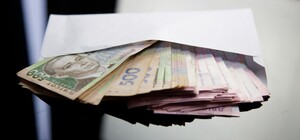 Пользовалась карточкой умершей матери-переселенки: под Харьковом женщину подозревают в мошенничестве