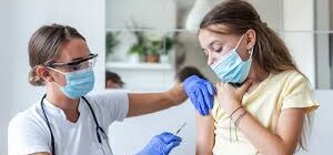 В Украине с 2026 года будут бесплатно вакцинировать девушек 12-13 лет от ВПЧ