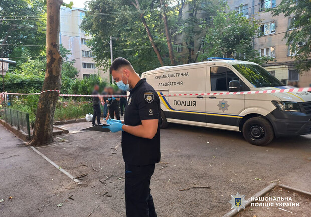 У Хаджибейському районі Одеси чоловік кілька разів ударив сусіда ножем: йому загрожує до восьми років в'язниці
