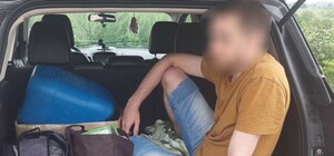 Харковчанин пытался под одеялом в багажнике авто попасть на границу