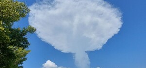 Над Днепром появилось редкое облако похожее на 