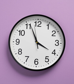 Перехід на зимовий час в Україні 2025: коли та куди потрібно переводити годинники