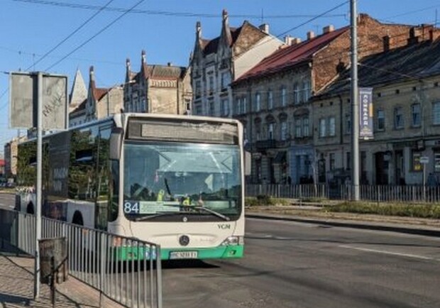 У Львові з переповненого автобуса випав чоловік