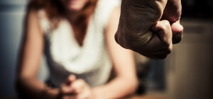 В Кривом Роге мужчина избил собственную мать: суд назначил штраф в 850 гривен