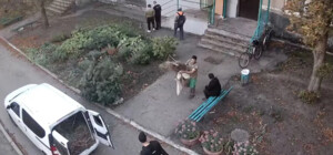 В Желтых Водах мужчина привез мусор в офис коммунального предприятия