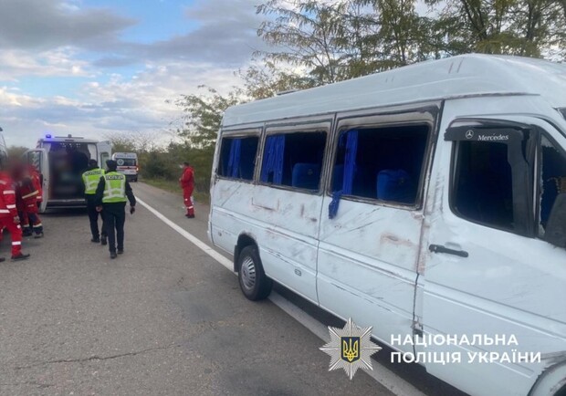 На трасі Київ – Одеса біля села Хоминка перекинувся мікроавтобус: рух ускладнено, постраждали люди