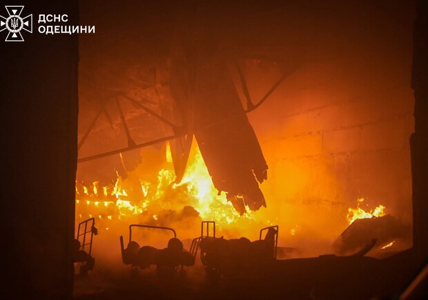 На Одещині через ворожий обстріл згоріли склади: в атмосферу викинуто сотні тонн шкідливих речовин