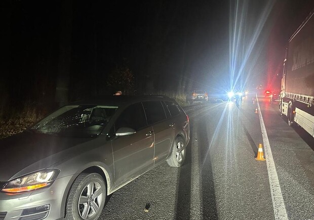 В Дубині внаслідок наїзду автомобіля загинув чоловік і травмовано жінку