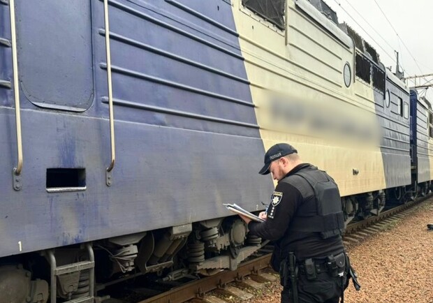 Лежав на коліях: в Одесі поїзд наїхав на чоловіка
