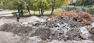 В Шевченковском районе Запорожья возле детсада обнаружили большую стихийную свалку