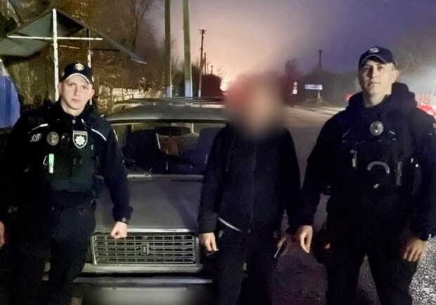 Викинув на дорогу: на Одещині чоловік намагався позбутися цуценят