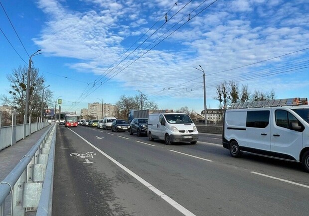 На шляхопроводі на вулиці Сяйво облаштували велосмуги