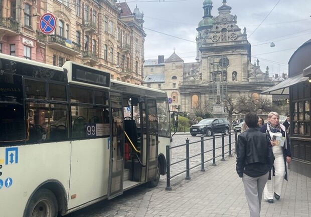 Через низький пасажиропотік один із львівських автобусів курсуватиме лише на свята