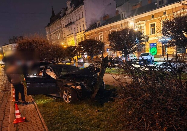 У Львові 22-річний водій BMW зніс дерево: відео
