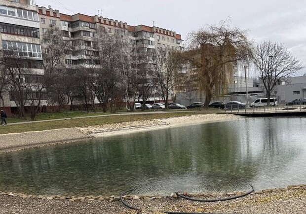 Озеро на вулиці Панча у Львові наповнюють водою зі свердловини