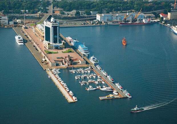 Морські порти Одещини працюють попри обстріли: у Мінрозвитку розповіли, як забезпечують безпеку