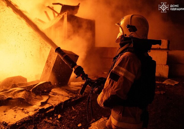 Атака дронів у новорічну ніч: в Одесі та області горіли будинки та інфраструктура