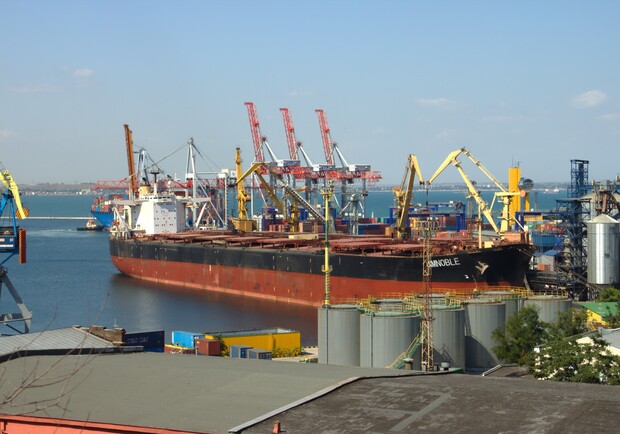 На Одещині росіяни атакували два цивільних судна: загинув іноземець та є постраждалі