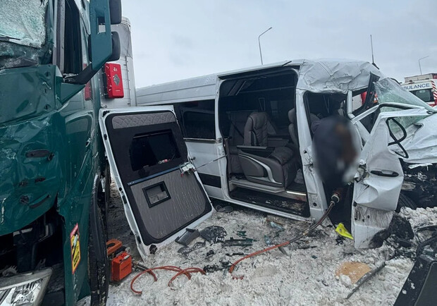 Мікроавтобус з пасажирами потрапив у ДТП біля Краківця, є жертви
