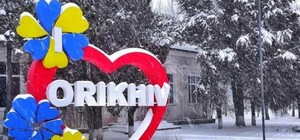 Жизнь под обстрелами: сколько людей остается в Орехове и как работает город