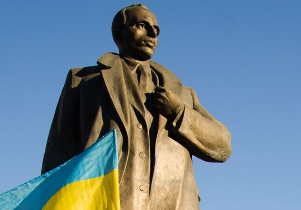 Росія атакувала пам'ятник Степанові Бандері у Львові: відео