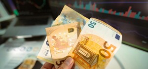 Евро впервые пересек рубеж в 51 гривну: стоит ли скупать валюту