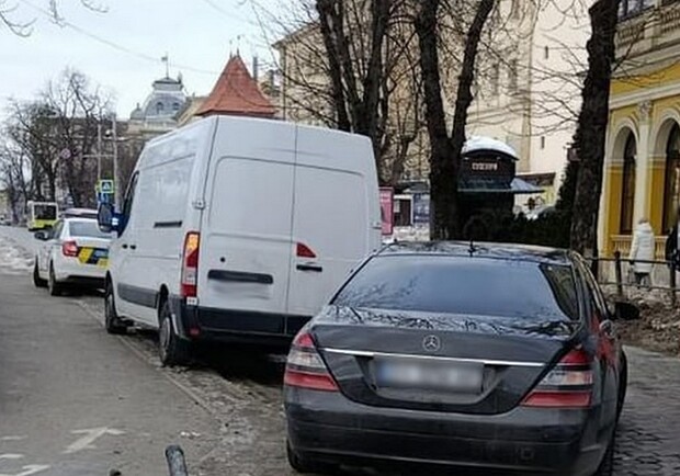 У центрі Львова автомобіль збив жінку