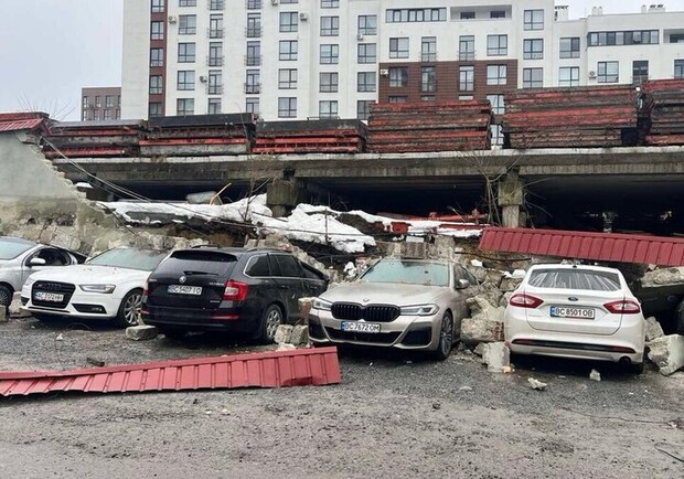 На вулиці Під Голоском у Львові обвалилася частина підпірної стінки