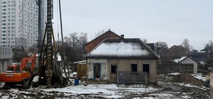 История под ковшом экскаватора: на Осокорках уничтожают старейшую деревянную усадьбу ради очередной высотки