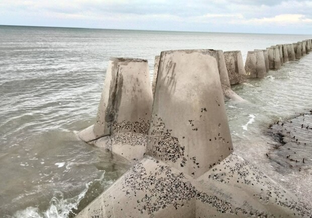 У Нацпарку «Тузлівські лимани» море руйнує тетраподи на пересипу: що кажуть екологи