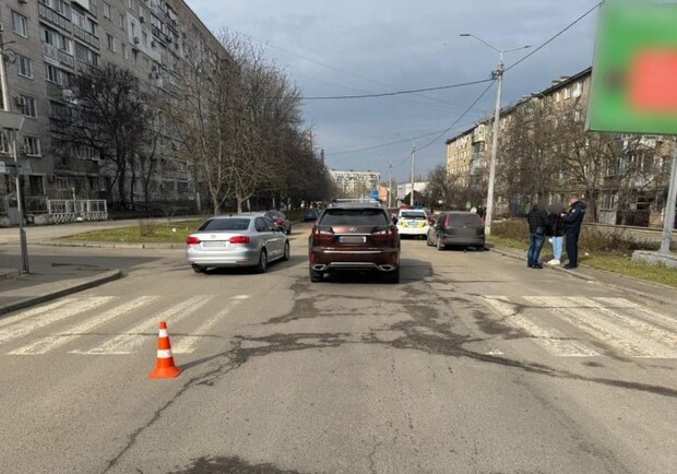 В Одеському районі Lexus наїхав на пенсіонерку: потерпіла не вижила