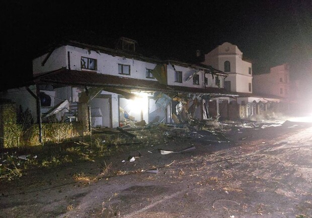Вночі дрони атакували південь Одещини: загорілася база відпочинку та пошкоджено будівлі