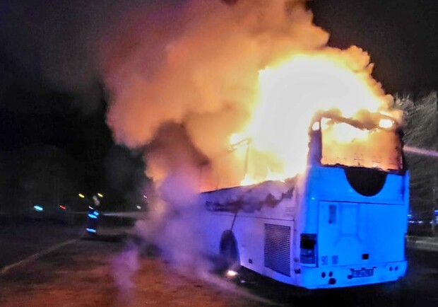 Через падіння високовольтного кабелю у Львові стався вибух і загорівся автобус