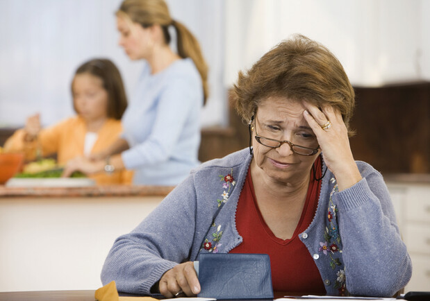 Чи дають субсидію, якщо члени сім’ї за кордоном: пояснення правил під час воєнного стану