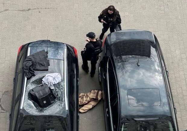 У Львові чоловік викинув з вікна телевізор, який розтрощив припаркований автомобіль