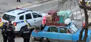 В автомобиле — 18 кур, пес и все пережитое: в Киеве патрульные спасли 70-летнего переселенца