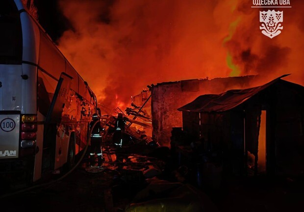 Ворог атакував південь Одещини: дронами пошкоджено порт судно і житлові будинки