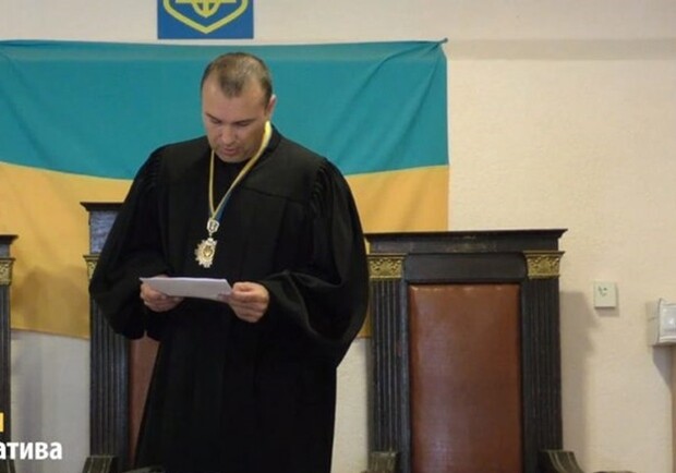 Суддя, який кусав поліцейських, очолив суд на Одещині і вже має новий термін на посаді